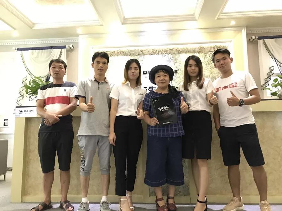 廣州建博會第3天，帝卡斯生態藝術壁材展館持續火爆，受到諸多意向客戶的熱烈追捧，當場踴躍簽約！